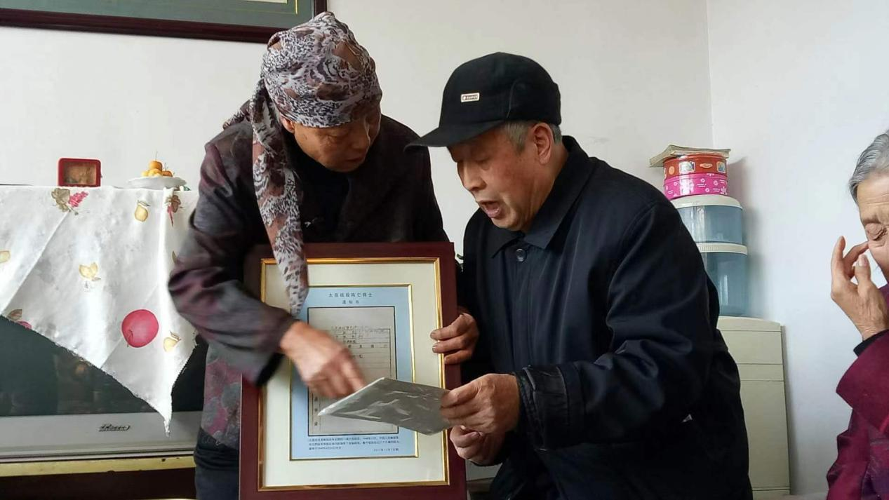 2017年，河北蔚縣，王艾甫將烈士王玉山的陣亡通知書交到烈屬手中。