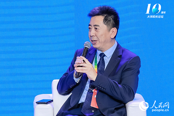 西安交通大學(xué)黨委常委、副校長(zhǎng)洪軍出席圓桌論壇并發(fā)言。